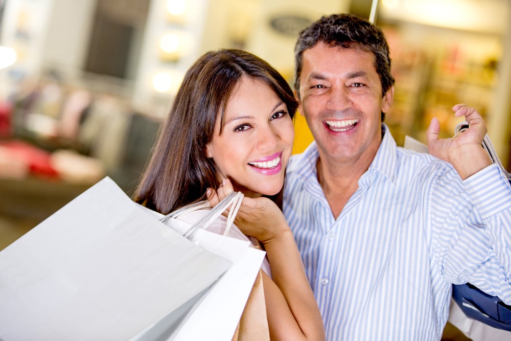 Pareja (Buyer Personas) sonriendo e las compras