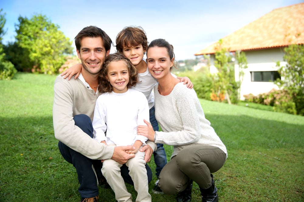 Famila en frente a su casa Famila en frente a su casa